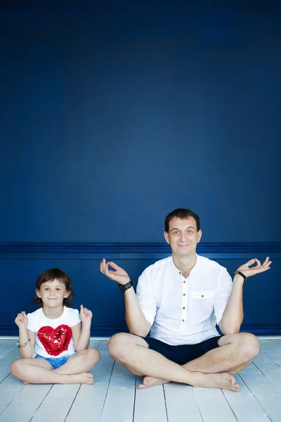 Dad and daughter durachatsya veselyatya and posing on camera