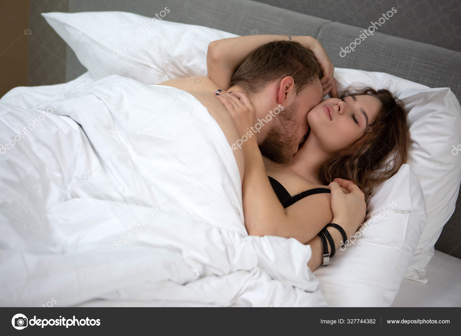 Шикарная дама предлагает разделить с ней постель - порно фото