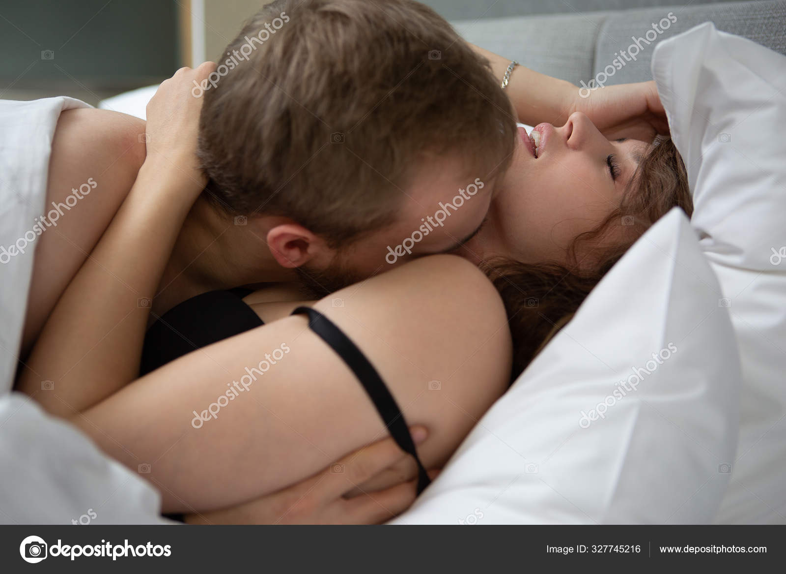 Две лесбиянки занимаются красивым сексом в кроватке и стонут