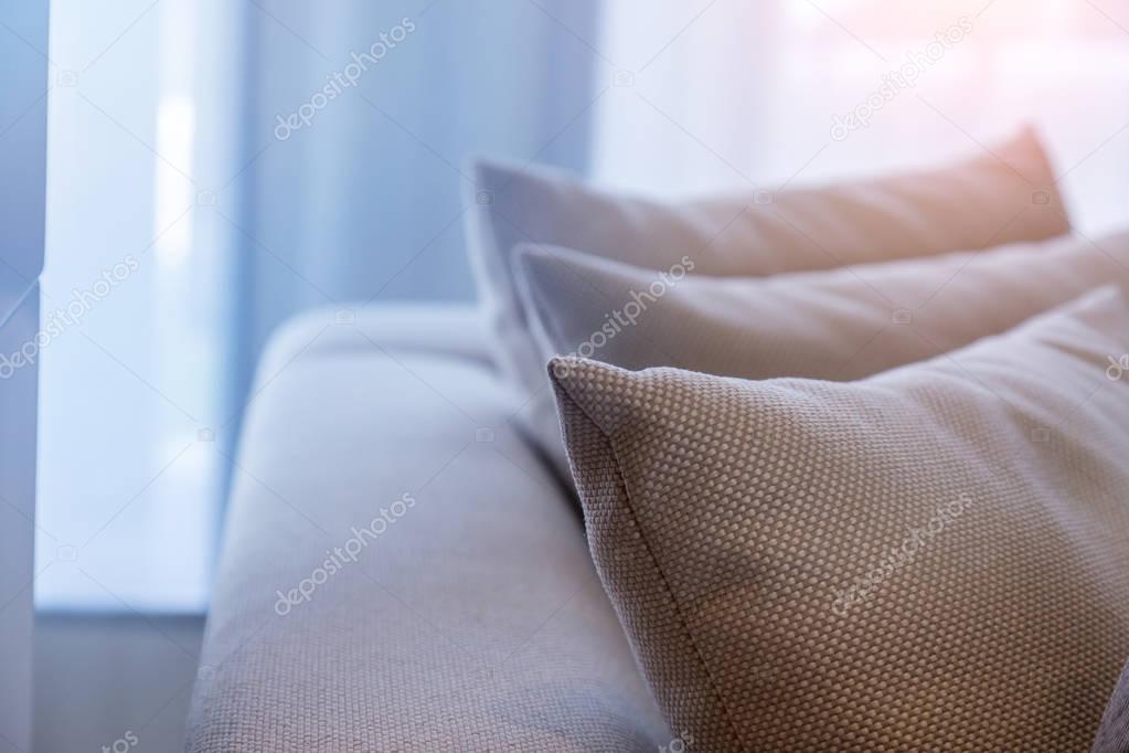 Eigentijds interieur van een woonkamer met een deel van de bank in ...