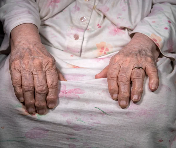 Old wrinkled woman\'s hands
