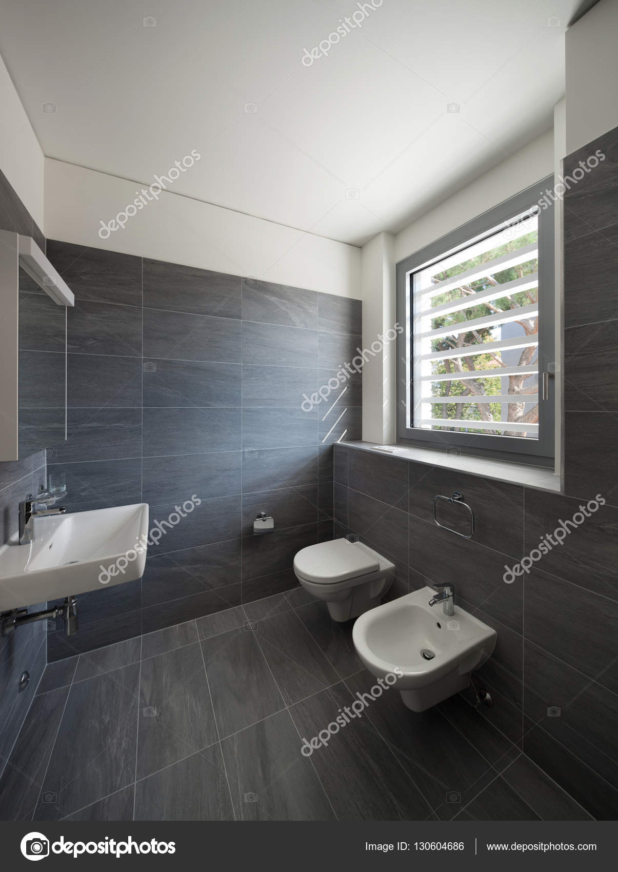Interiore di una casa moderna, bagno grigio — foto stock © zveiger ...