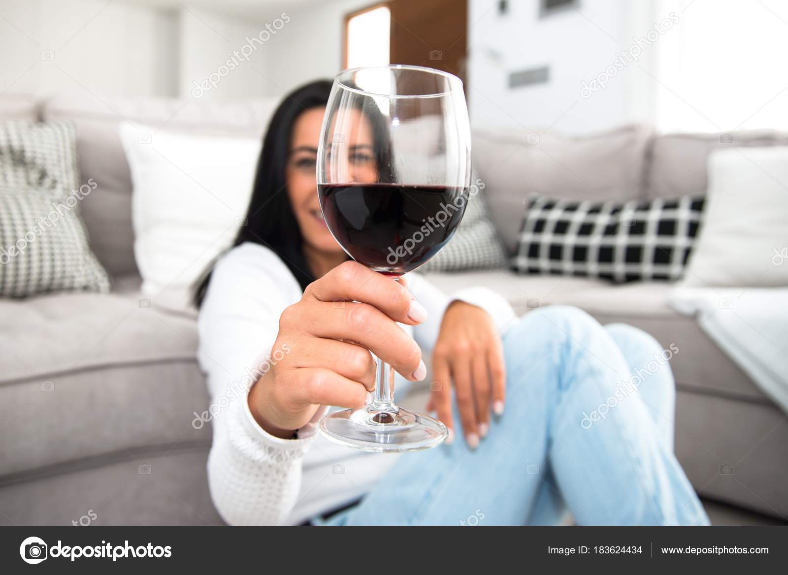 Зрелая брюнетка мастурбирует очко бутылкой вина