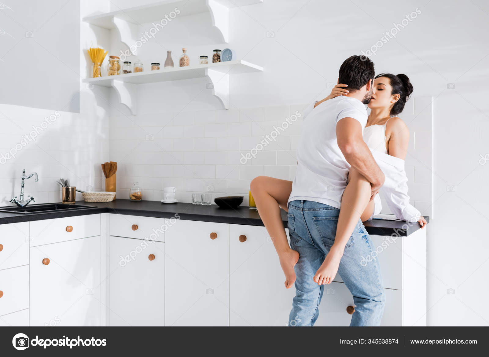 Отымел жену приятеля на кухне во время мытья посуды