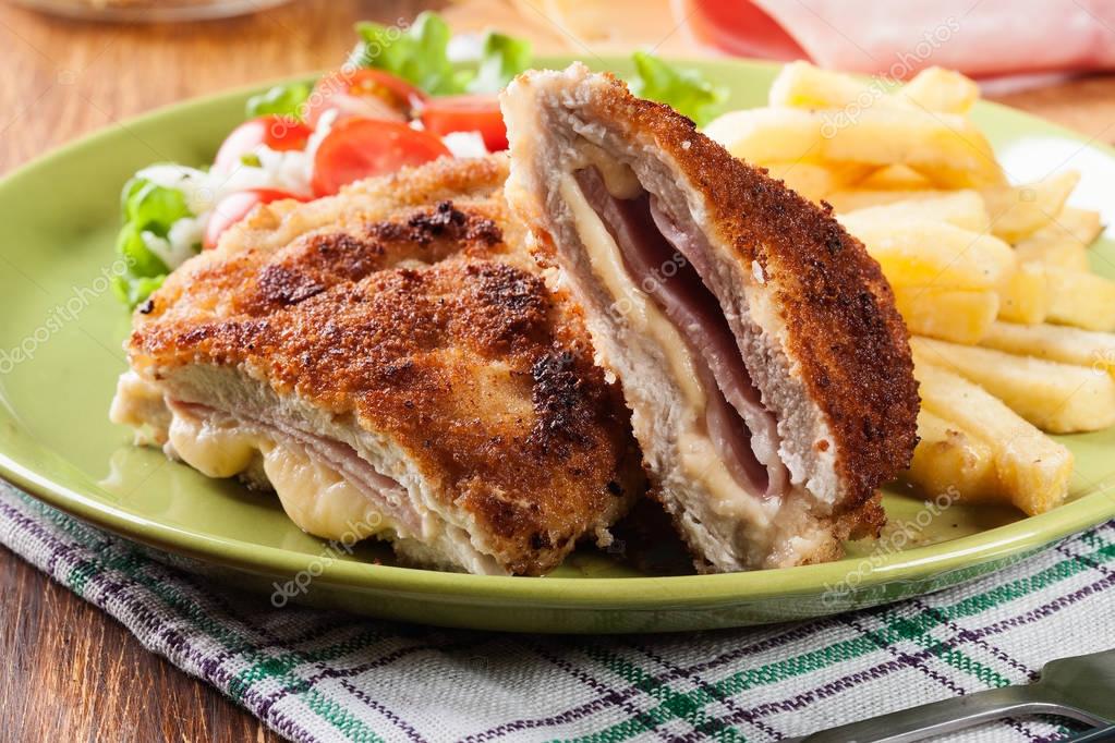 Escalope Cordon Bleu con lomo de cerdo servido con papas fritas y