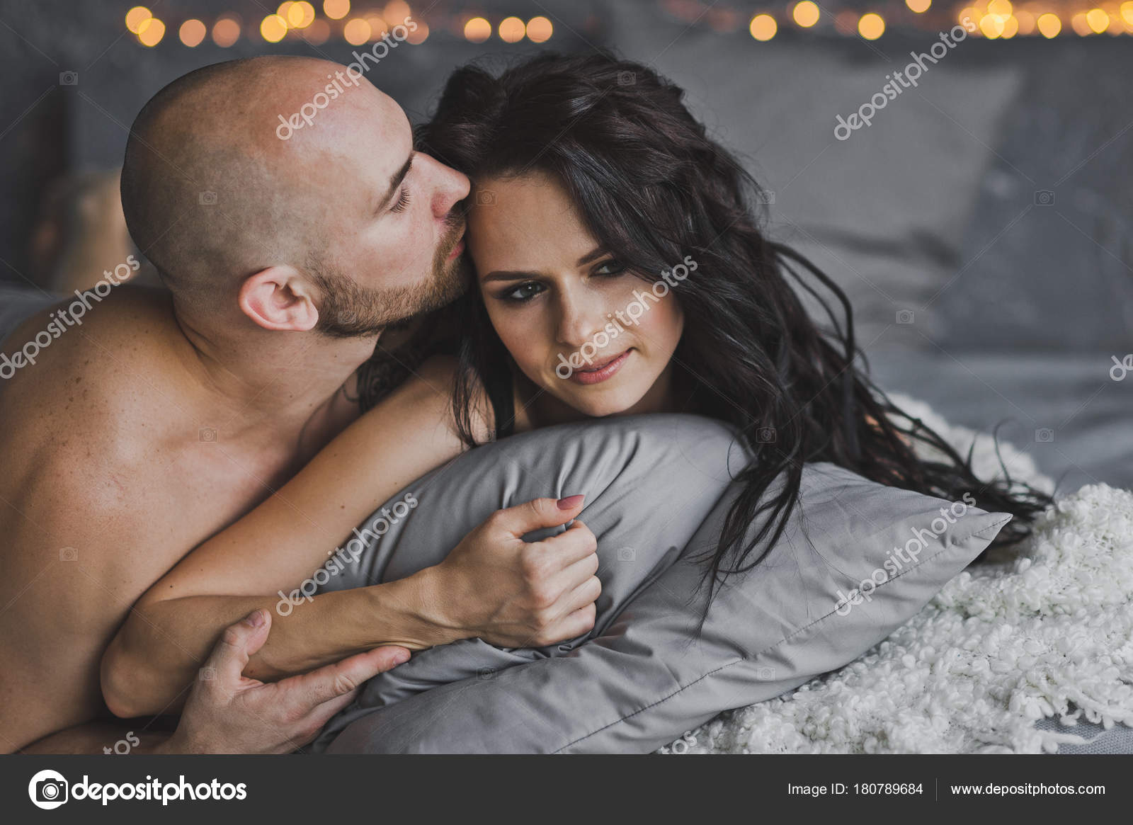 Парень целует ноги сексуальной брюнетки и трахает ее на диване порно фото