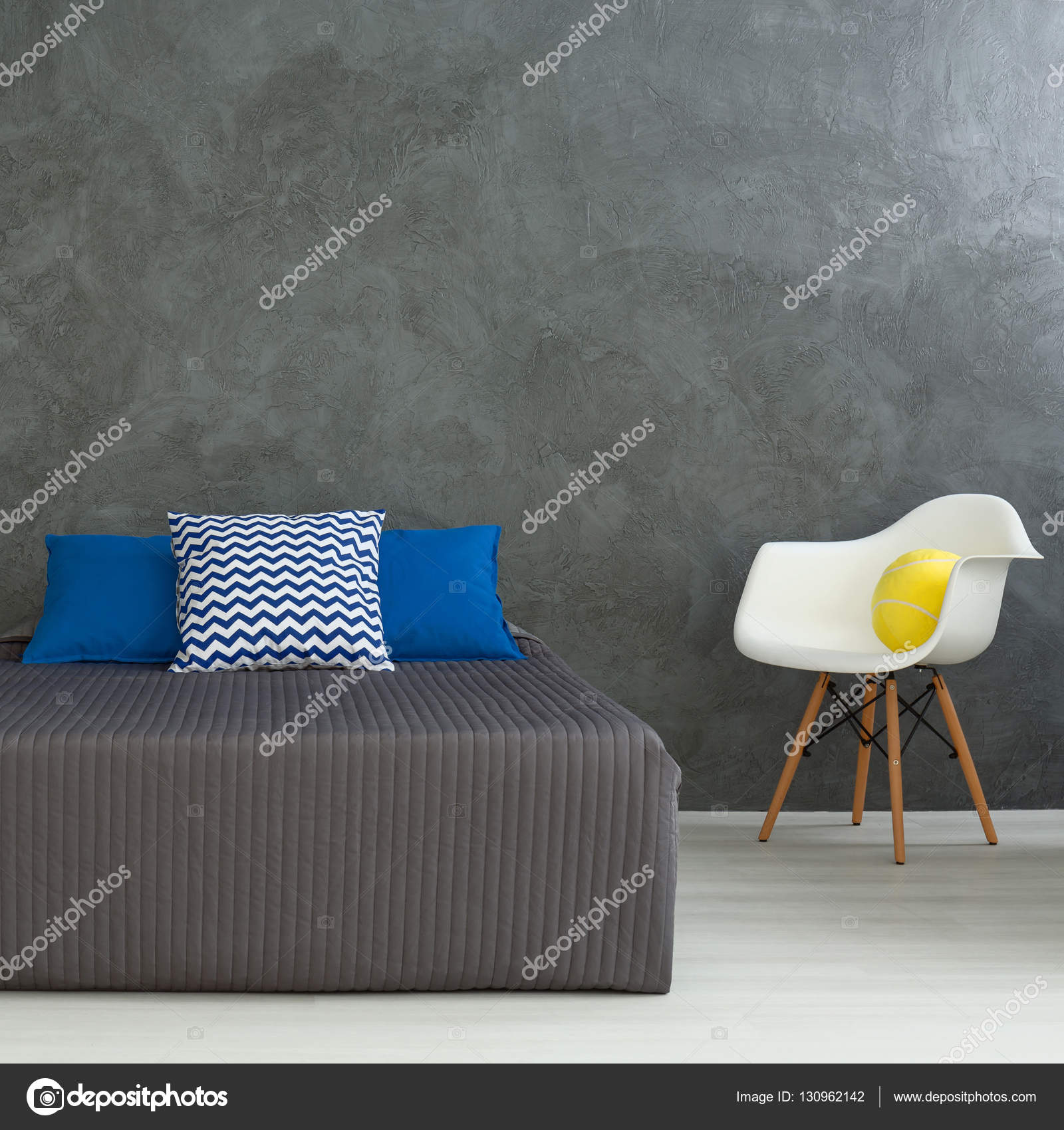 GrÃ¥ moderna sovrum med blÃ¥ kuddar — stockfotografi © photographee ...