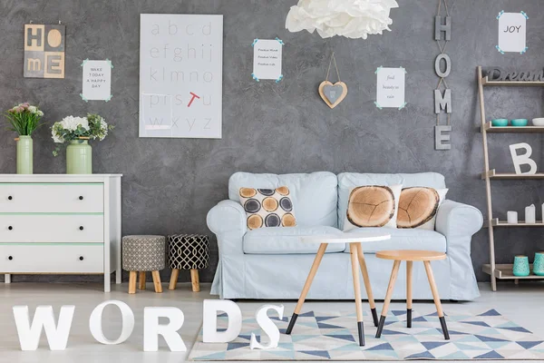 Grijs woonkamer met creatieve inrichting — stockfoto © in4mal ...