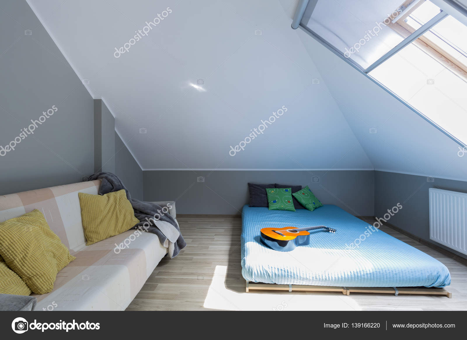 Mansarda camera da letto minimalista con materasso — foto stock ...