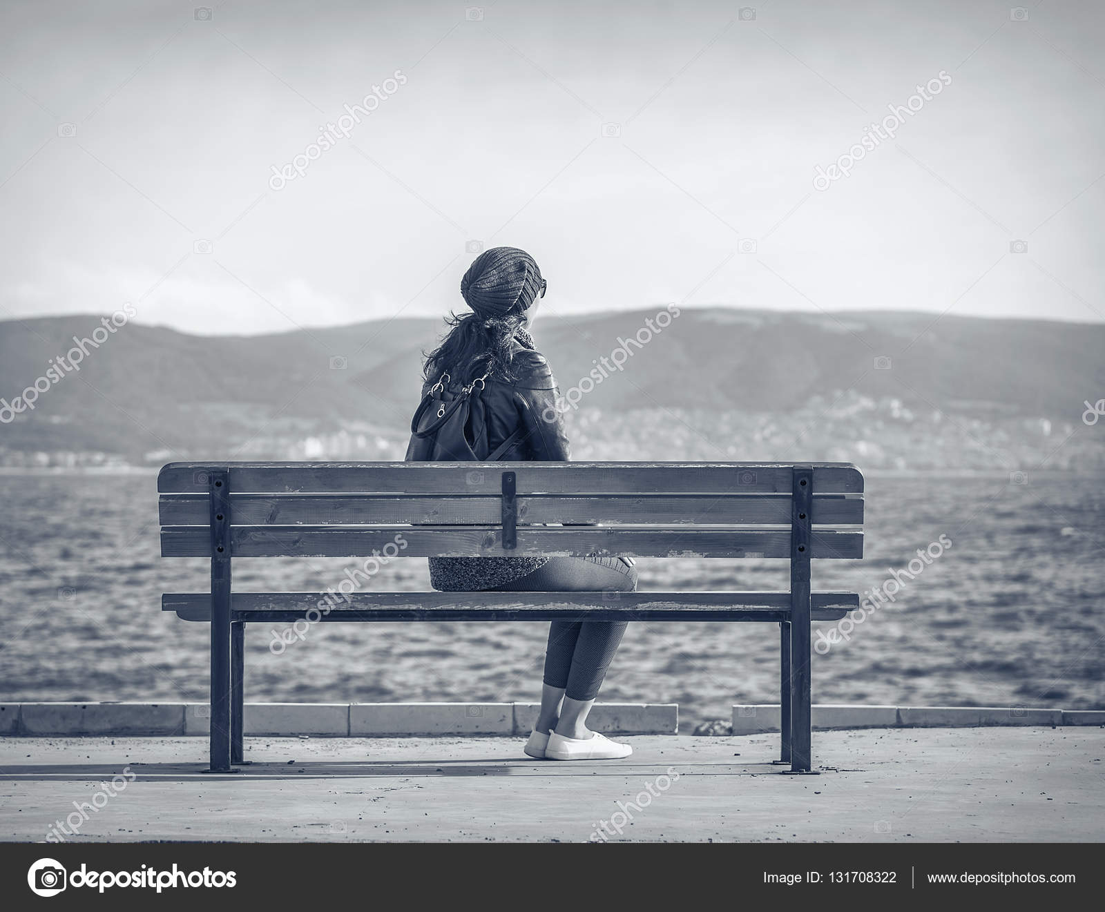 Risultati immagini per donna al mare