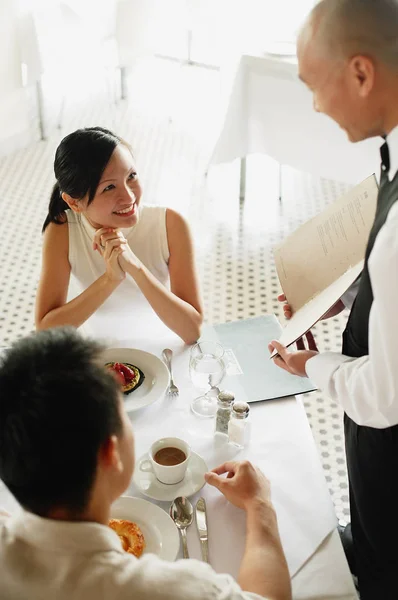 几个服务员显示菜单 - 图库照片MicrostockAsia