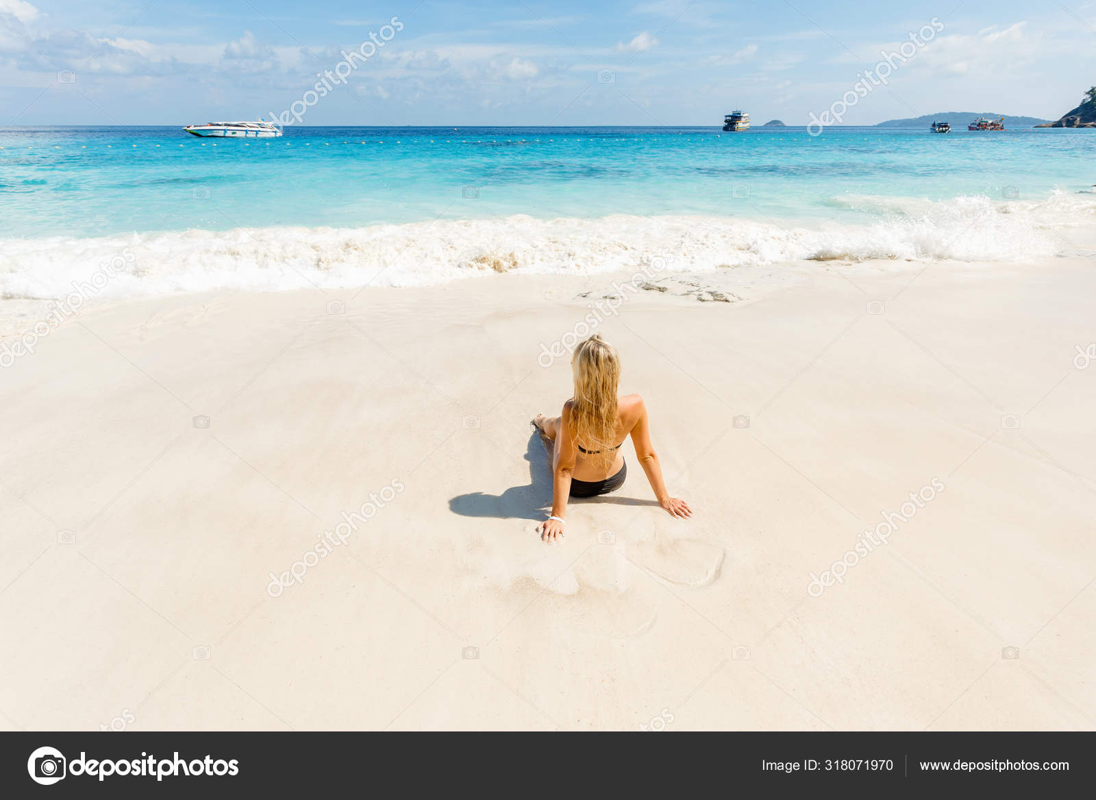 На тропическом пляже блондиночка чпокается в растянутую сраку