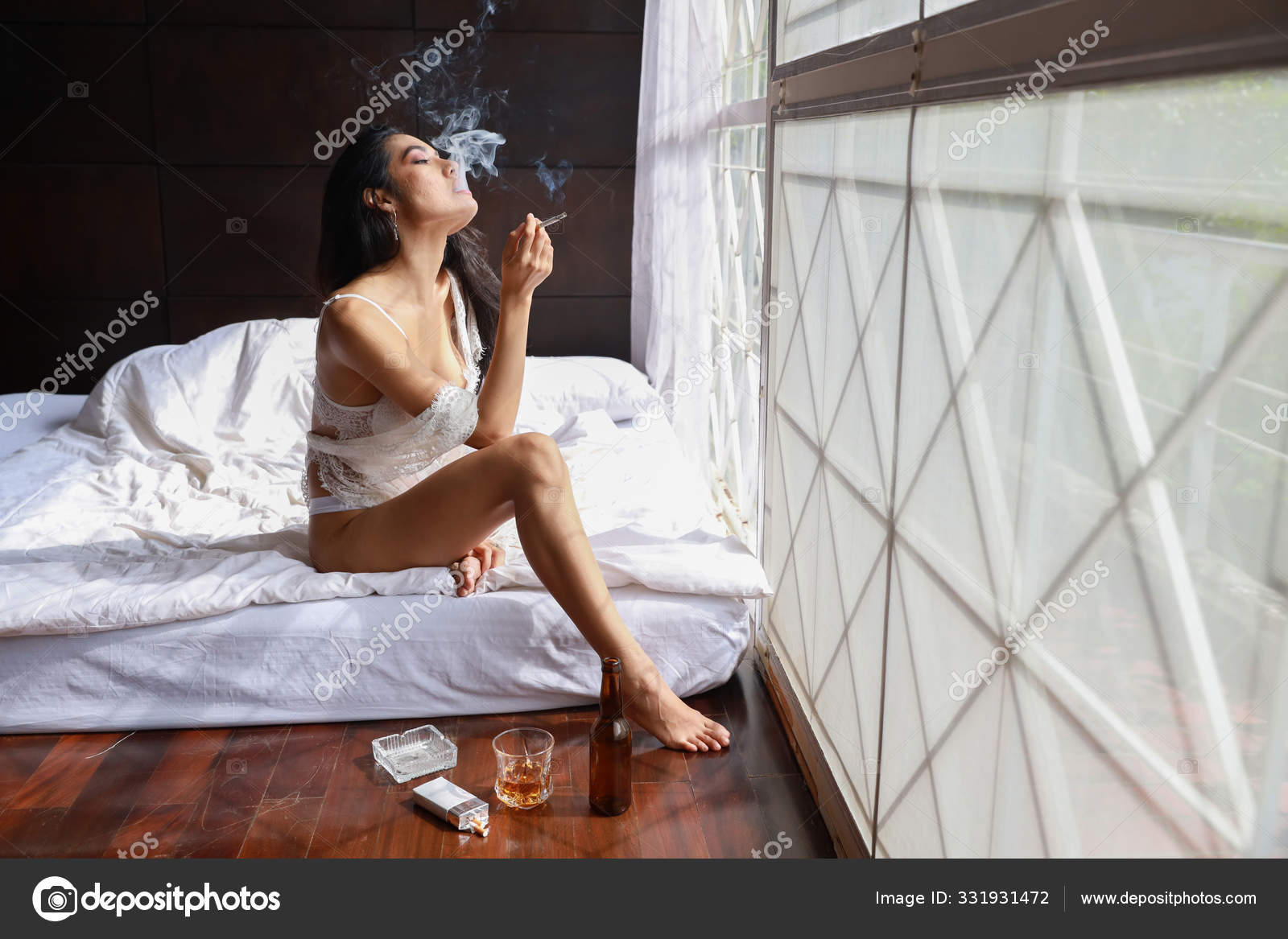 Голая сучка курит сидя на полу