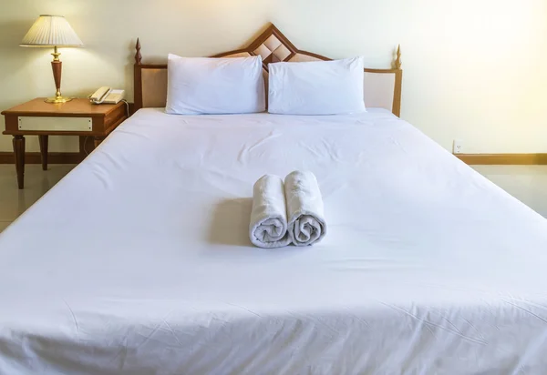 White bedding sheet and white pillows