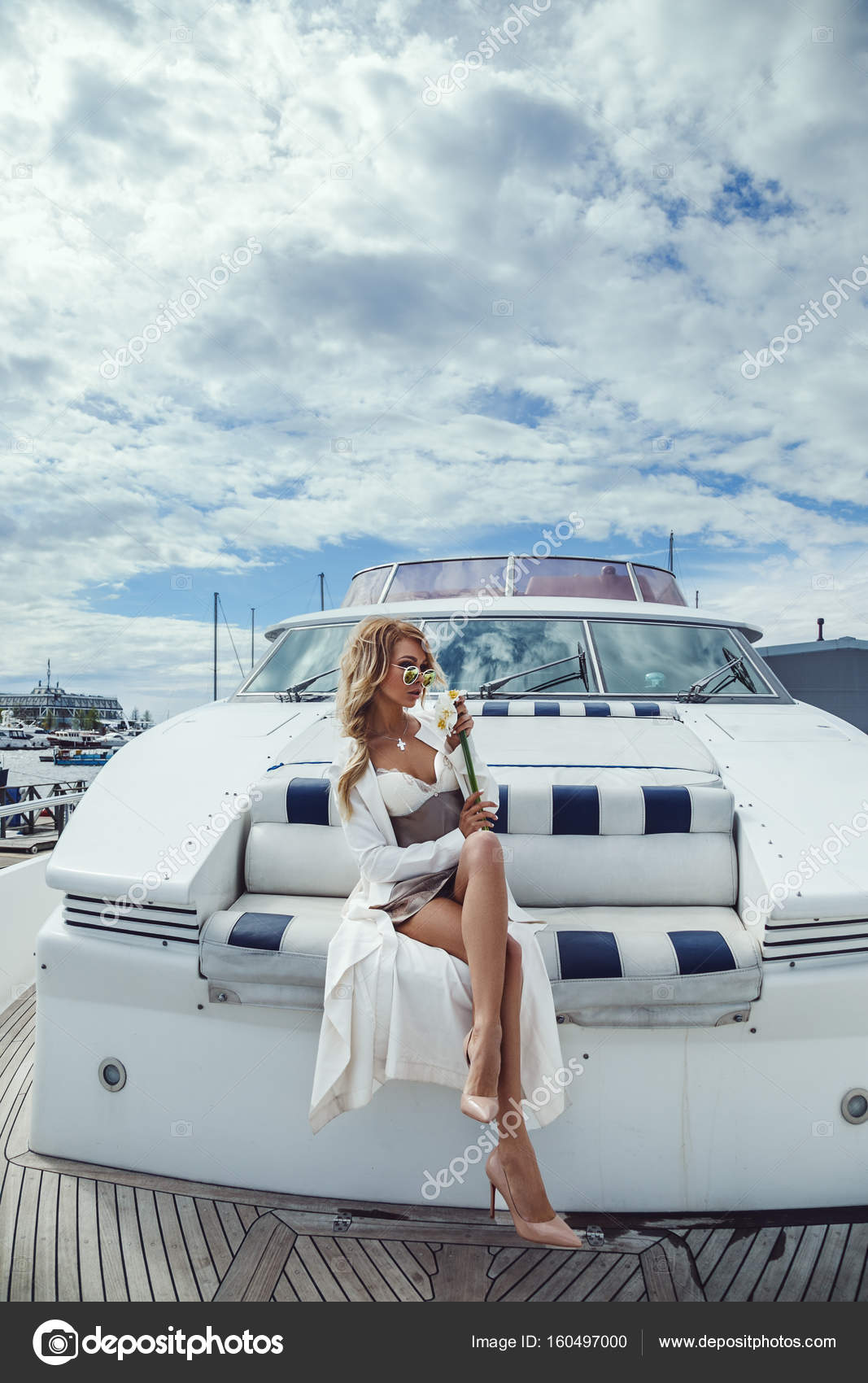 Блондинка удовлетворяет богача с собственной яхтой