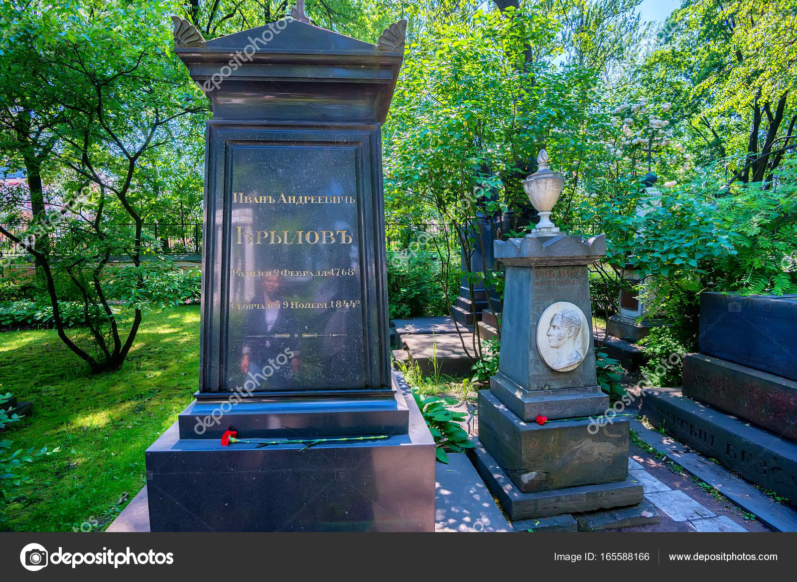 Тихвинское кладбище Александро-Невской Лавры Крылов