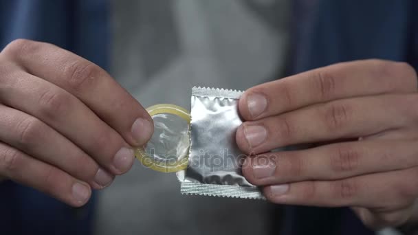 Парень со своей телкой согласились на порно в презервативе
