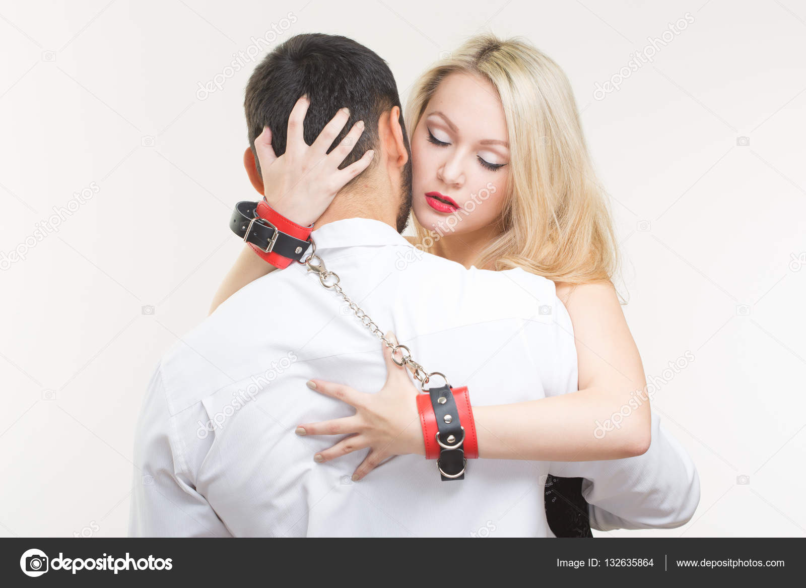 Наказывает жену грубым сексом в наручниках