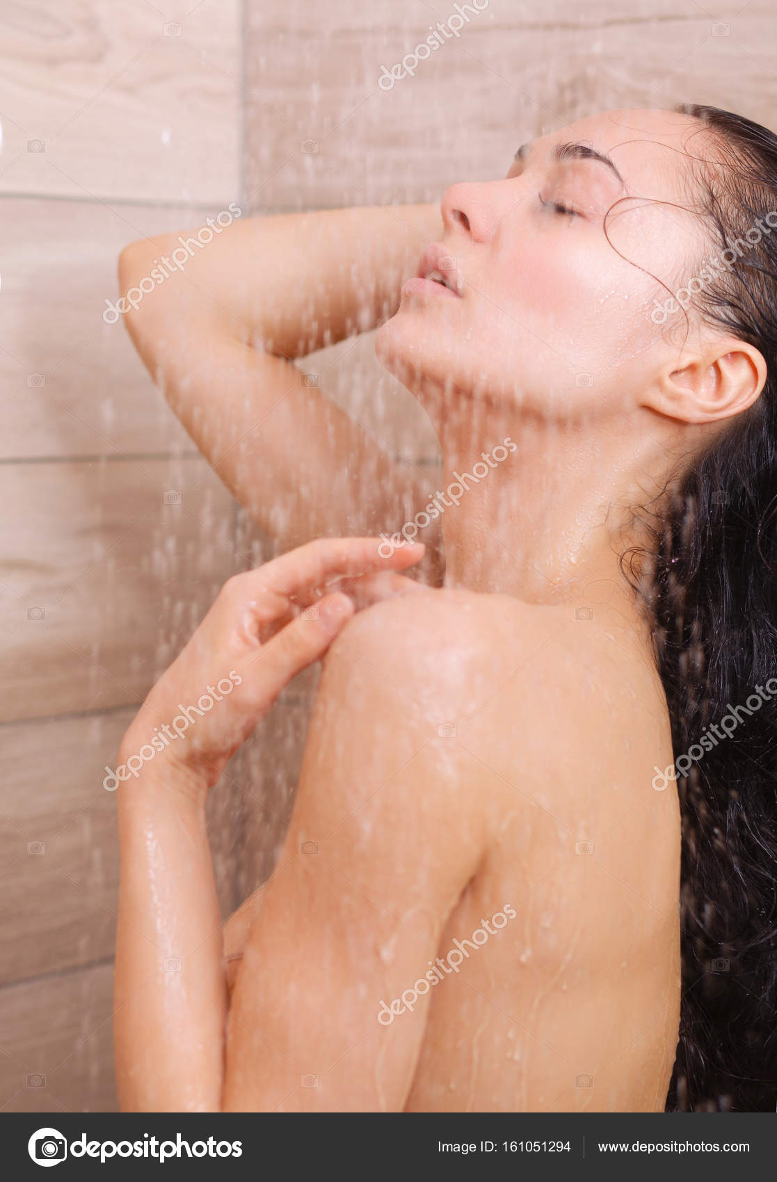 Студентка моется в ванне