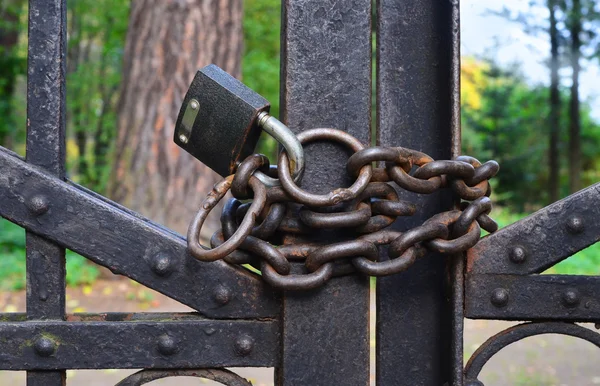 Chain and lock block gate