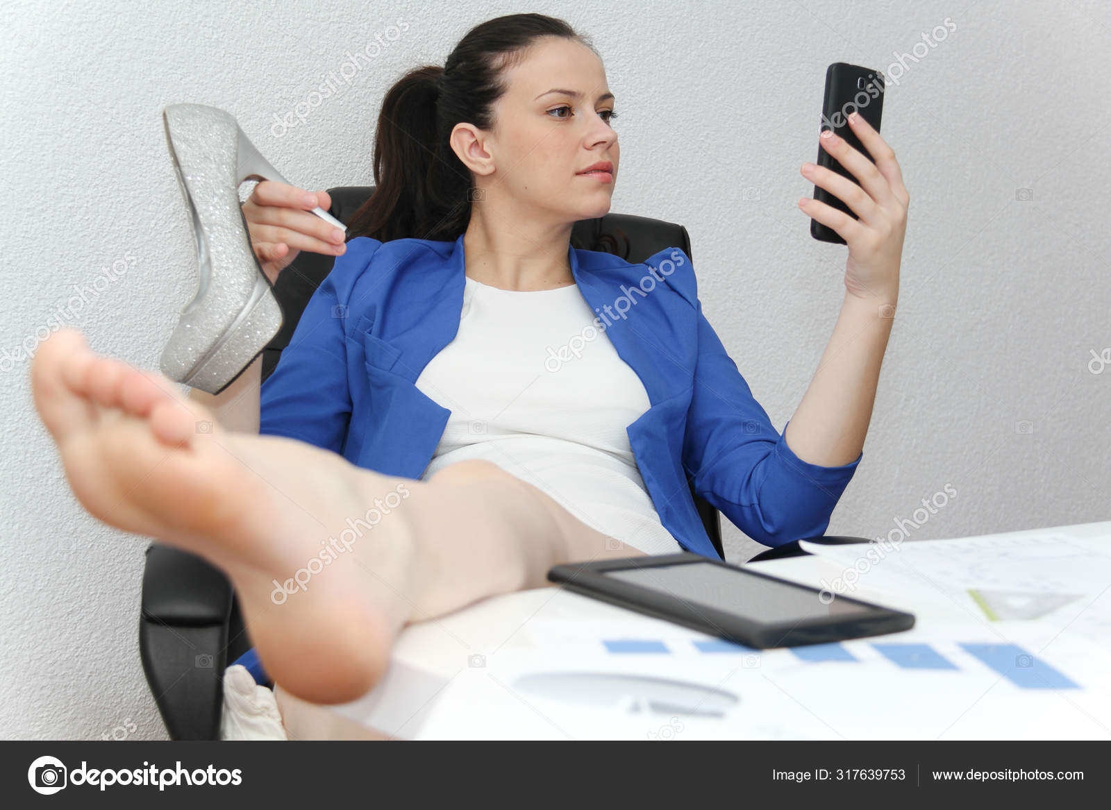 Сидя в офисном кресле жена сняла трусы фото