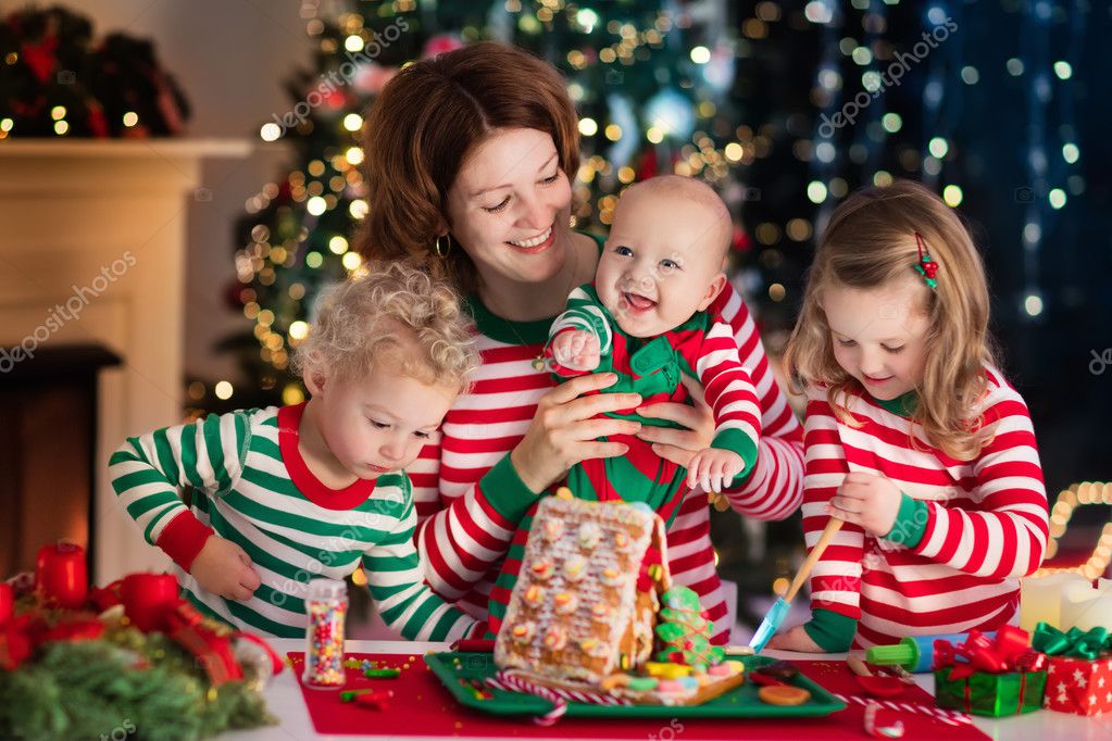 Moeder en kids maken van gember brood huis op kerstmis — stockfoto ... Woonkamer kleine baby