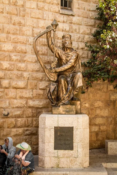 King Davids statue playing the harp