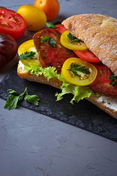 Vegetarian sandwich with tomato