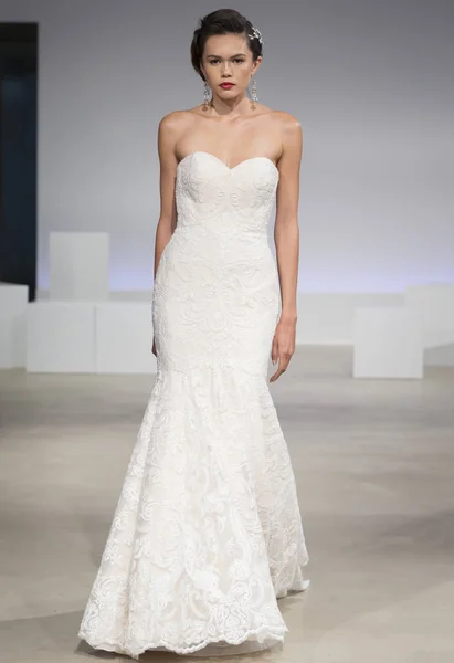 Anne Barge - Fall 2017 Collection - New York Fashion Week Bridal