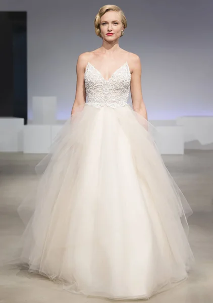 Anne Barge - Fall 2017 Collection - New York Fashion Week Bridal