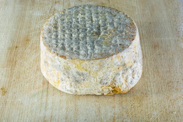 Of hard cheese in the form of rind goat\'s milk.