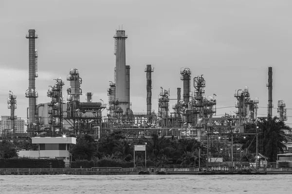 Black and White, Oil refinery river front