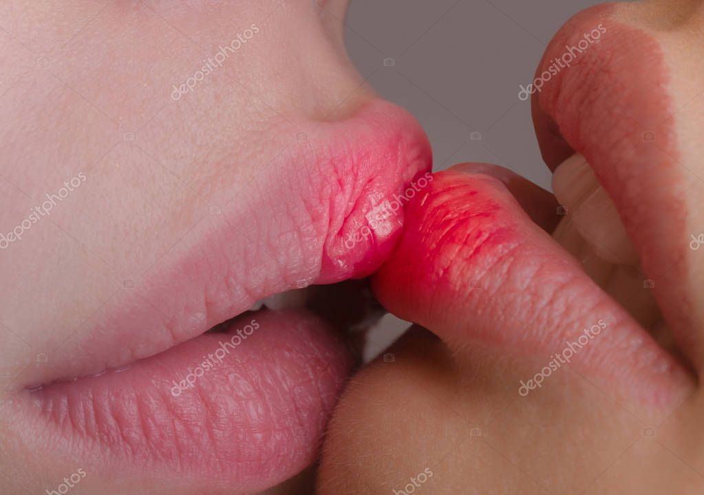 Студентка из Италии крупным планом мастурбирует клитор она раздвигает половые губы и открывает розовую дырочку