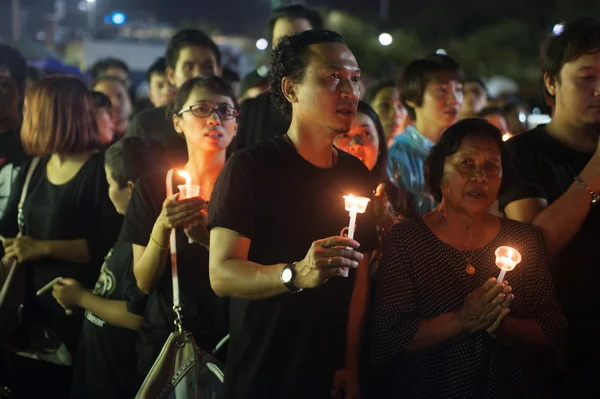 Thai people come for singing the anthem of His Majesty King Bhumibol.