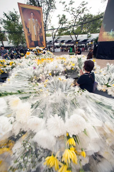 A Crowd Laid flowers to the altar for the king of Thailand.