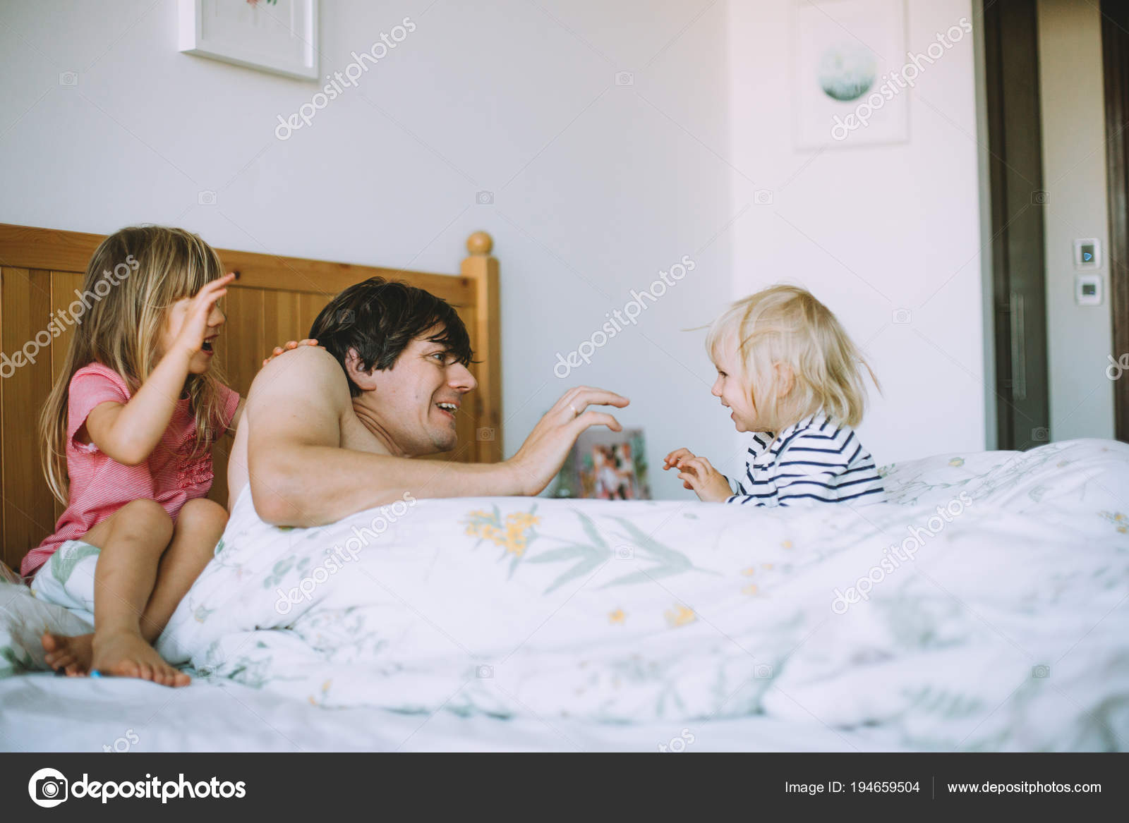 Друзья папаши трахают его дочь фото