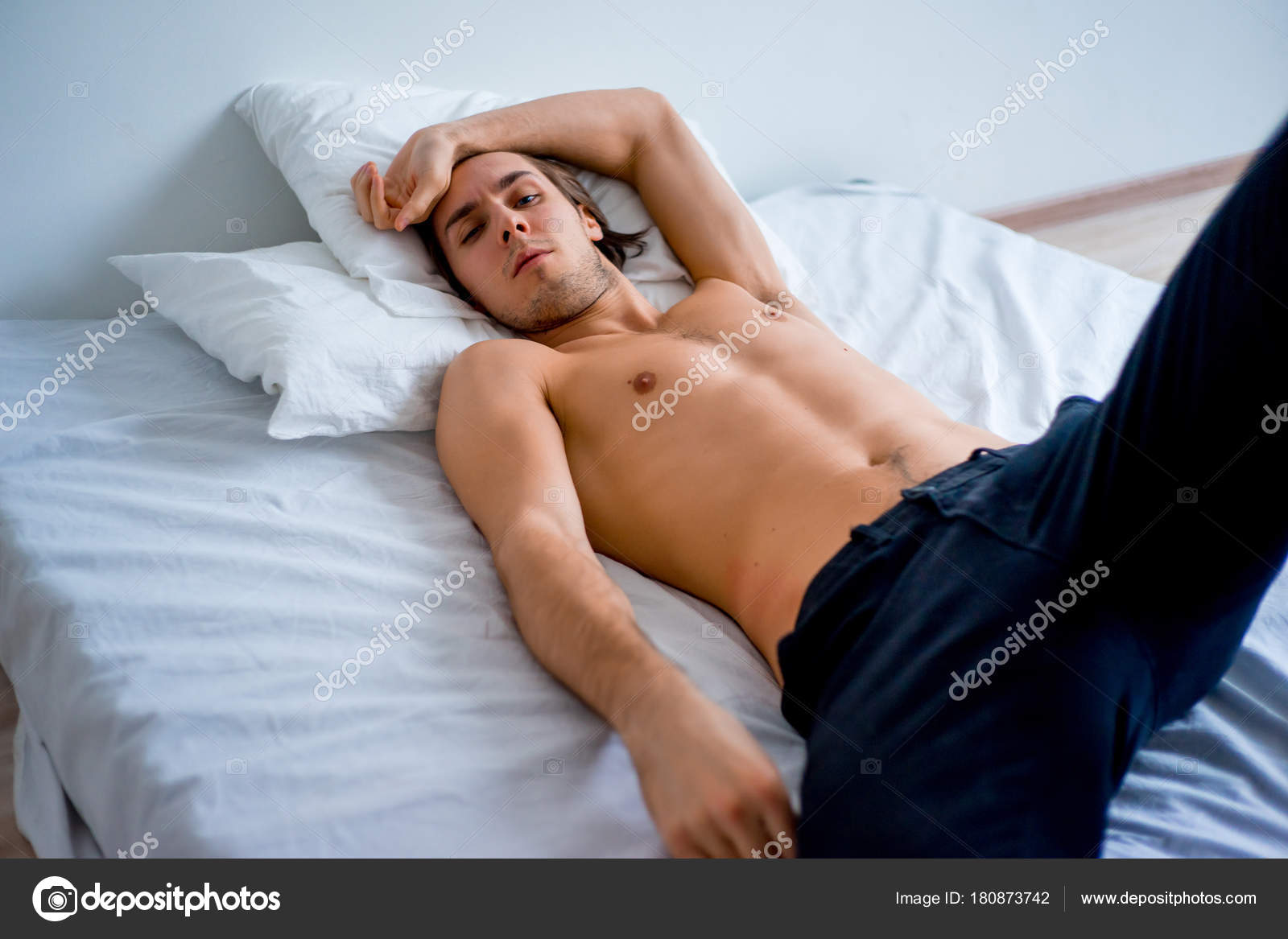 Мужчина стягивает трусы с блондинки спящей на кровати