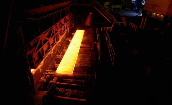 Sheet of hot metal on the conveyor belt