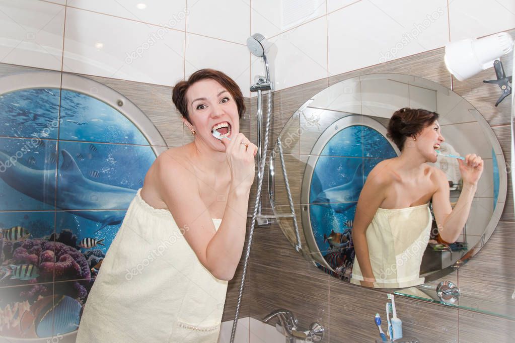 Голая жена чистит зубы фото