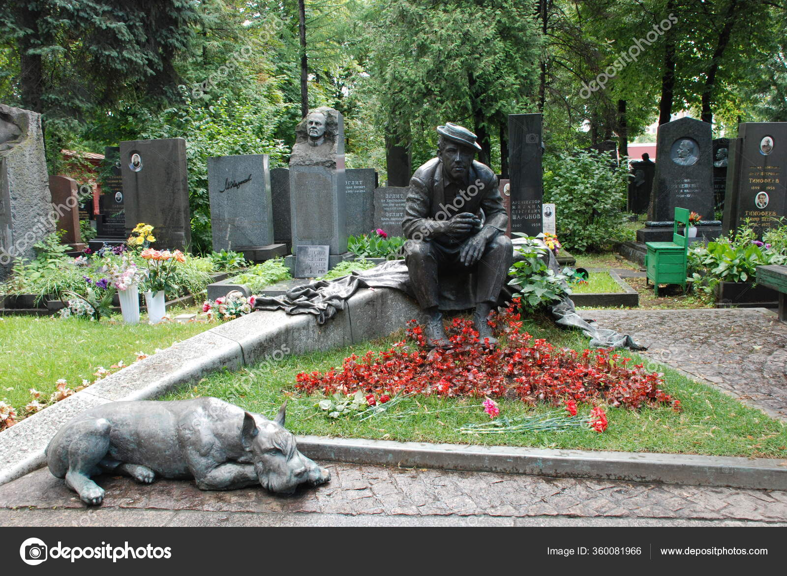 Памятник на Новодевичьем мужика лежащего