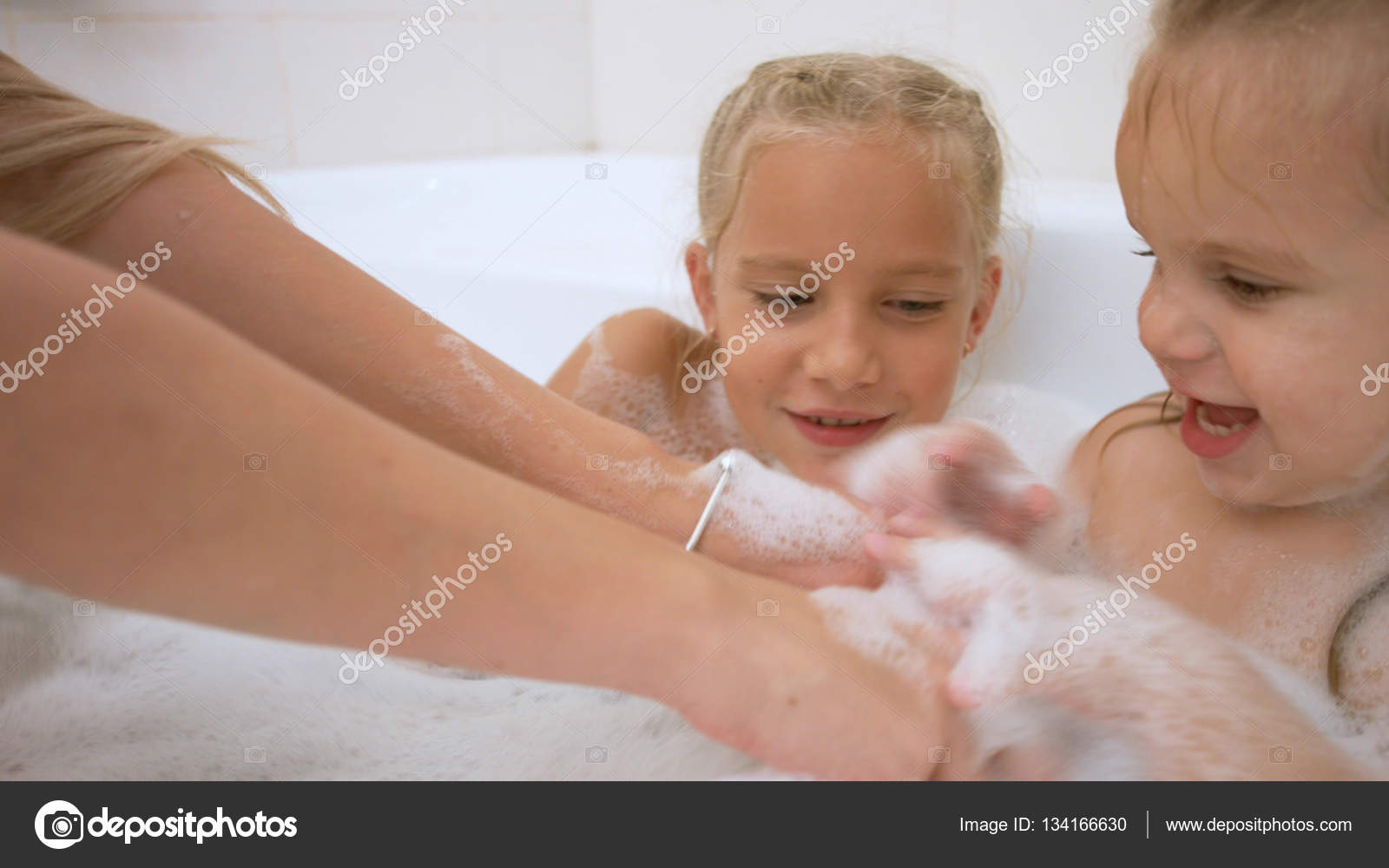 Молодая девушка в ванной трогает бритую киску