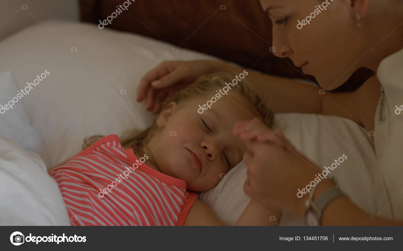 Отец ласкает киску спящей дочери