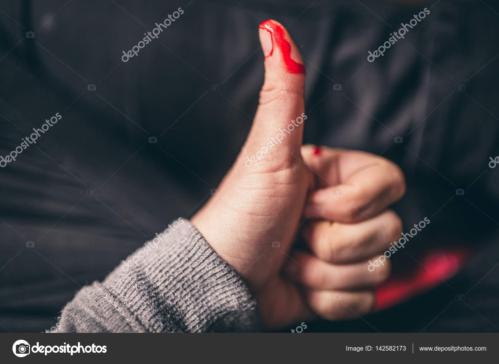 Извращенка с красным маникюром суёт в смазанное очко подруги свои пальцы