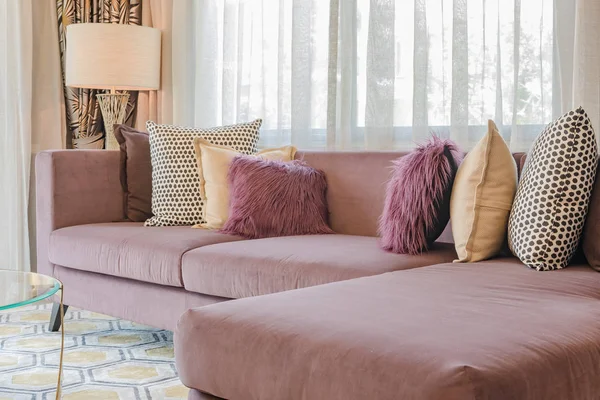 Luxe woonkamer design met klassieke bank en decoratieve paarse ... Woonkamer klassiek banken