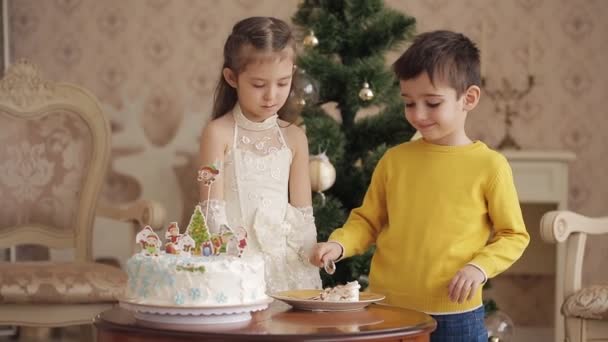 Mooie weinig kinderen eten taart in de ruime woonkamer op de ... Kleine kinderen woonkamer