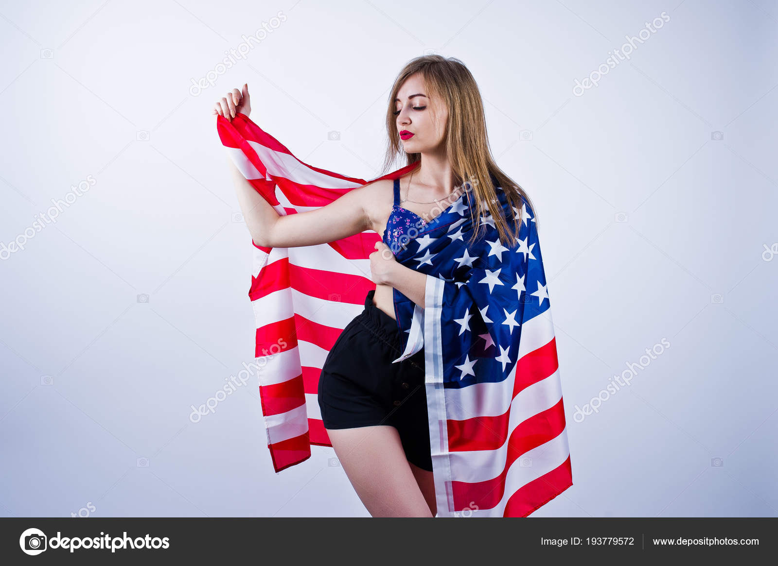 Голая блондинка прикрывается флагом США