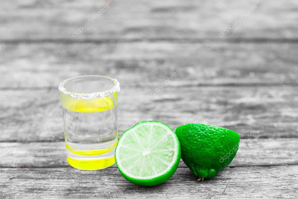 Tirado gafas con oro tequila mexicano con rodajas de limón y sal ...