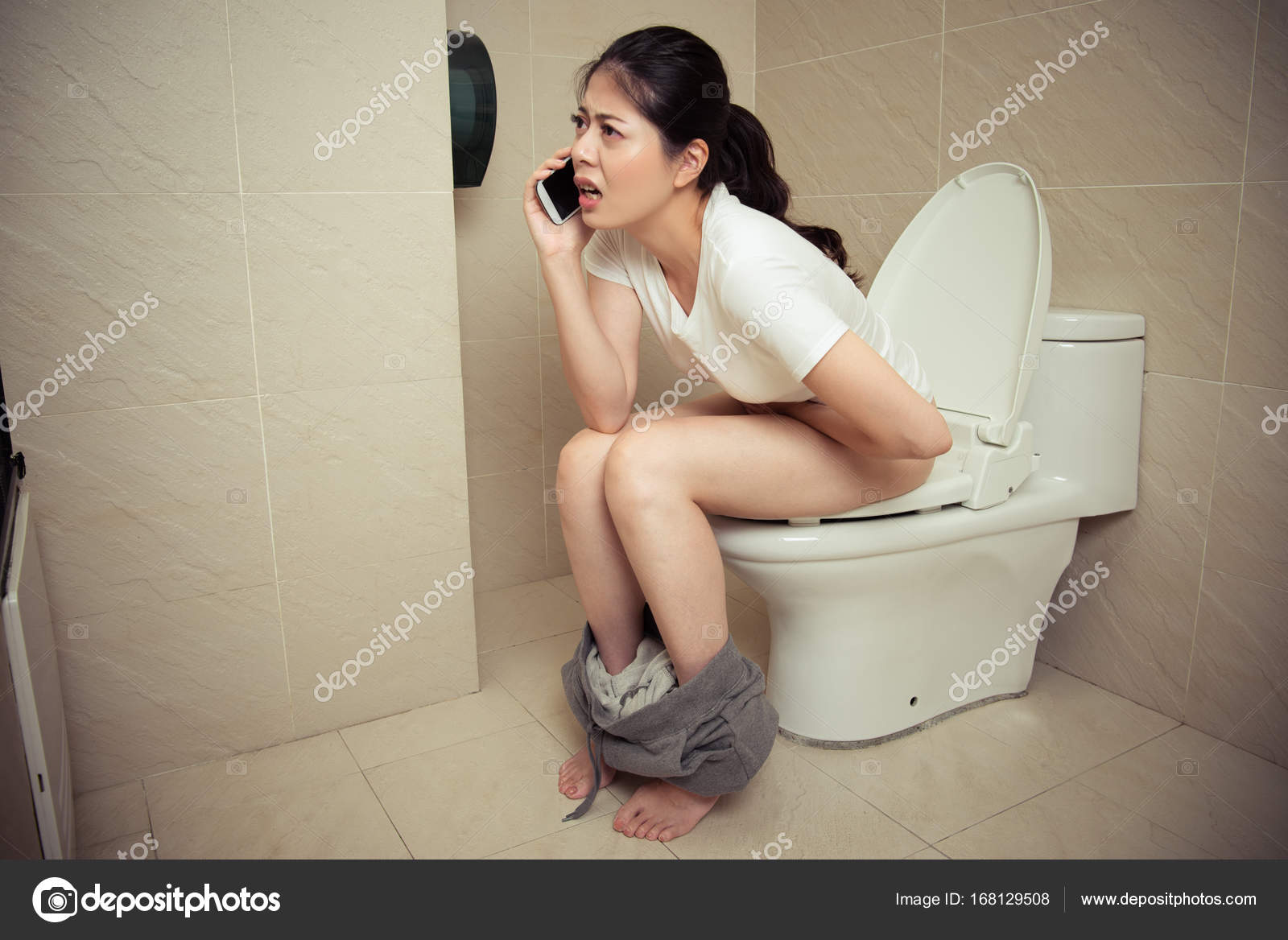 Подглядывание за молоденькой брюнеткой в туалете