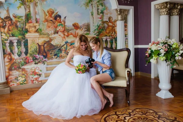 Wedding photographer showing photos