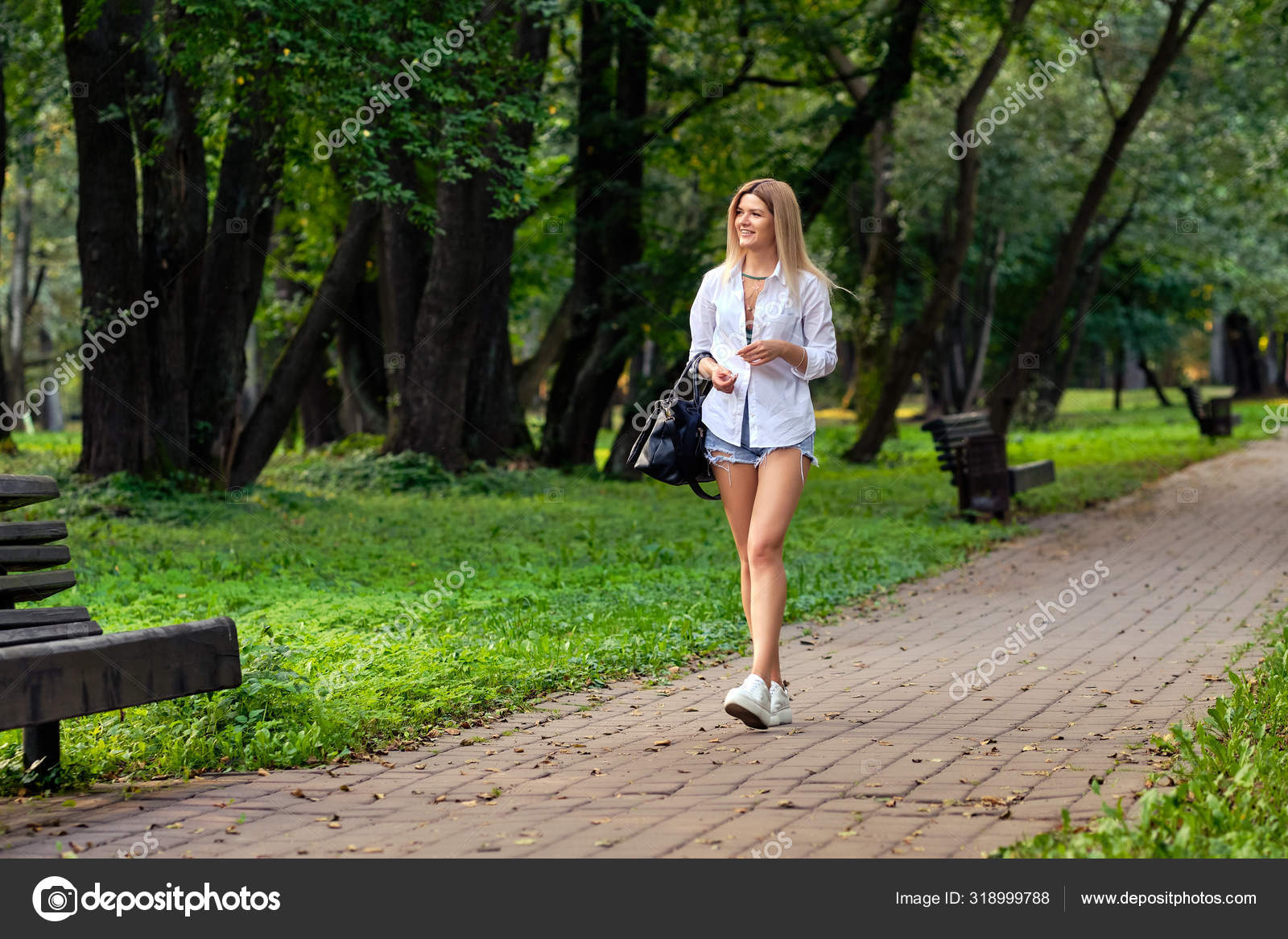 Голая девушка отдыхает в парке